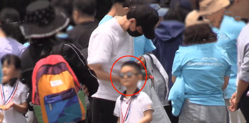 馮紹峰現身校園參加親子運動會，5歲兒子正臉曝光太像趙麗穎！