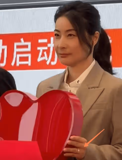 郭晶晶戴婚戒亮相活動，一路點頭彎腰沒架子，生圖一臉貴氣很耐看