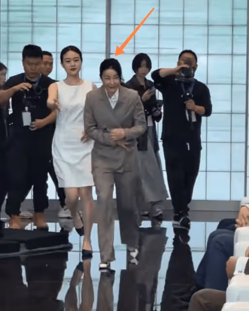 郭晶晶戴婚戒亮相活動，一路點頭彎腰沒架子，生圖一臉貴氣很耐看