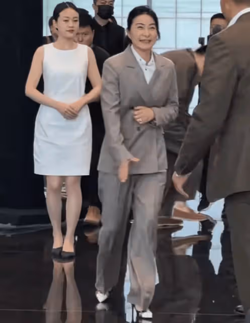 郭晶晶戴婚戒亮相活動，一路點頭彎腰沒架子，生圖一臉貴氣很耐看