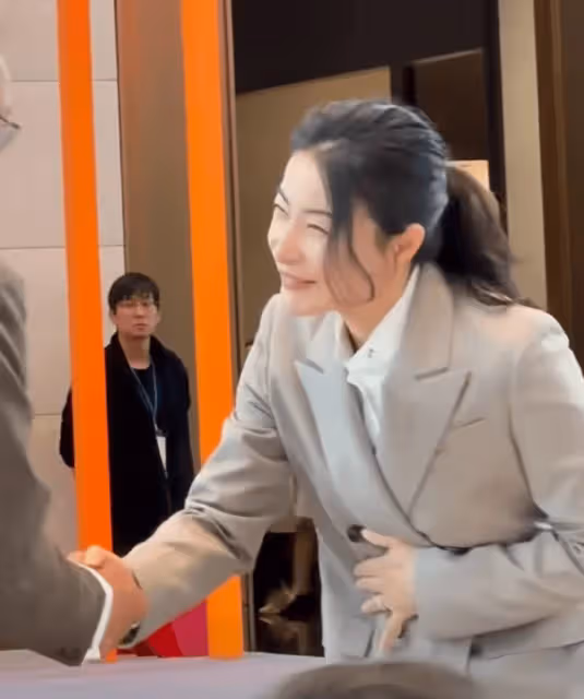 郭晶晶戴婚戒亮相活動，一路點頭彎腰沒架子，生圖一臉貴氣很耐看