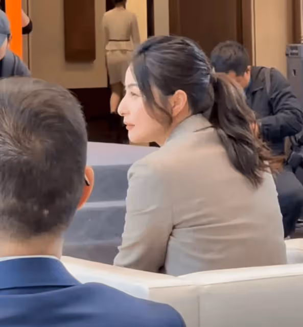 郭晶晶戴婚戒亮相活動，一路點頭彎腰沒架子，生圖一臉貴氣很耐看