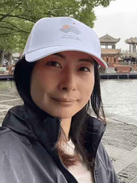 郭晶晶戴婚戒亮相活動，一路點頭彎腰沒架子，生圖一臉貴氣很耐看