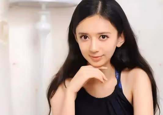 徐梓鈞舊照流出,被叫北電校花?整容很成功,仍與高亞麟雙雙沉默