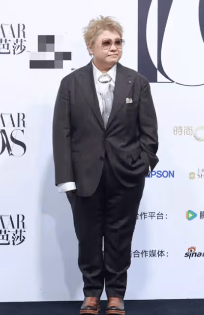53歲韓紅亮相芭莎紅毯:氣場強大,步伐瀟灑,金色髮型時髦搶鏡