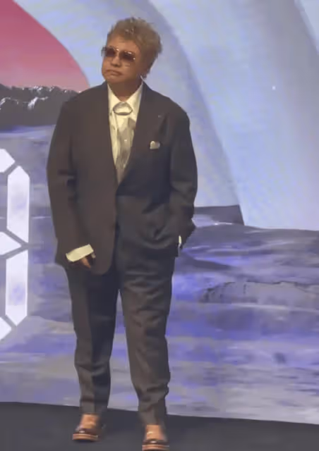 53歲韓紅亮相芭莎紅毯:氣場強大,步伐瀟灑,金色髮型時髦搶鏡