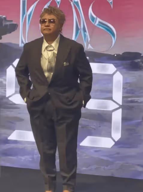 53歲韓紅亮相芭莎紅毯:氣場強大,步伐瀟灑,金色髮型時髦搶鏡