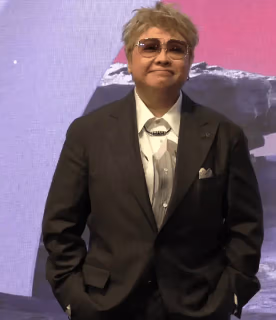 53歲韓紅亮相芭莎紅毯:氣場強大,步伐瀟灑,金色髮型時髦搶鏡
