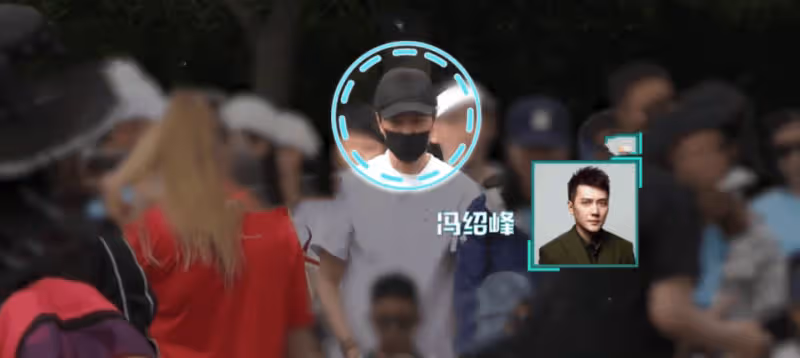 馮紹峰陪兒子參加親子運動會！蹲地上當座椅，嘴型像媽媽趙麗穎