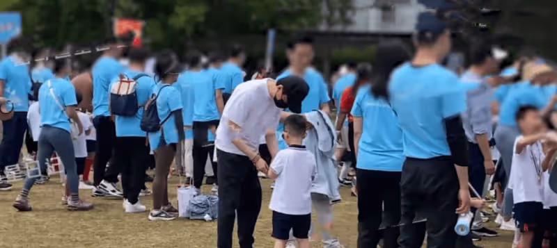 馮紹峰陪兒子參加親子運動會！蹲地上當座椅，嘴型像媽媽趙麗穎