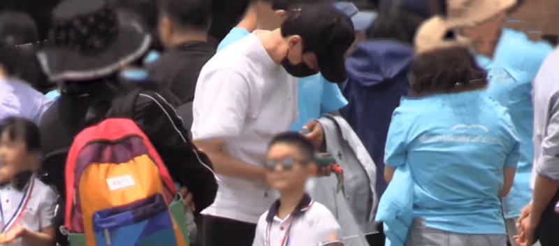 馮紹峰陪兒子參加親子運動會！蹲地上當座椅，嘴型像媽媽趙麗穎