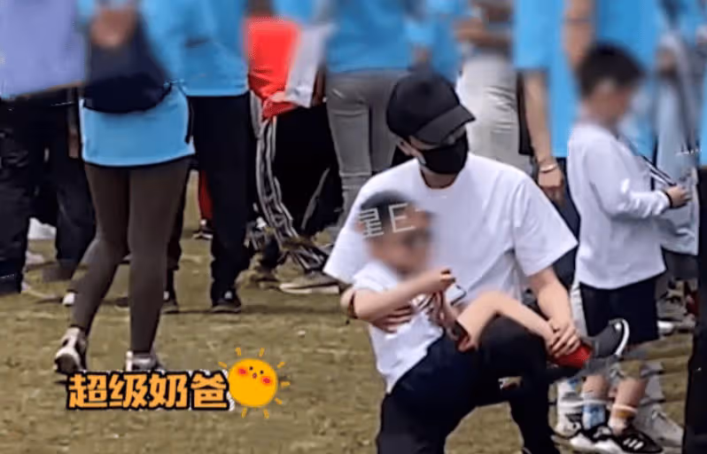 馮紹峰陪兒子參加親子運動會！蹲地上當座椅，嘴型像媽媽趙麗穎