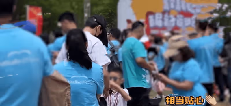 馮紹峰陪兒子參加親子運動會！蹲地上當座椅，嘴型像媽媽趙麗穎