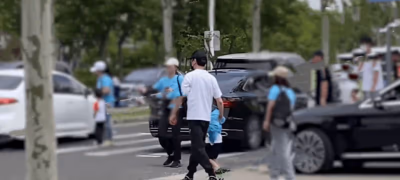 馮紹峰陪兒子參加親子運動會!蹲地上當座椅,嘴型像媽媽趙麗穎