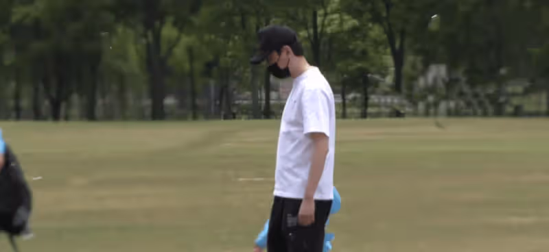 馮紹峰陪兒子參加親子運動會!蹲地上當座椅,嘴型像媽媽趙麗穎