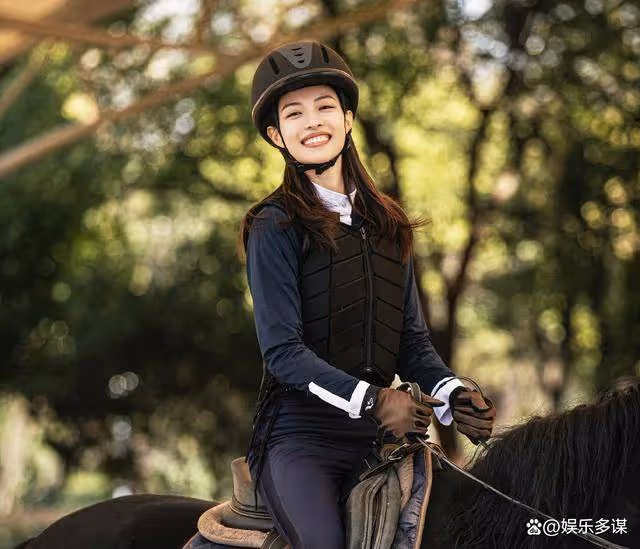 《生活在別處的我》結局:郁見查出不育髒病,夏果攜子離婚另嫁,郁母崩潰挽留