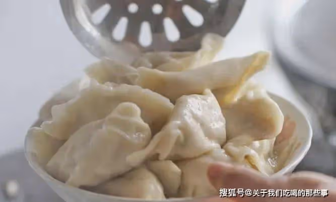煮冰凍餃子,到底冷水下鍋還是熱水下鍋?做對了,出鍋和現包一樣