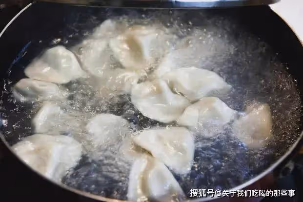 煮冰凍餃子,到底冷水下鍋還是熱水下鍋?做對了,出鍋和現包一樣