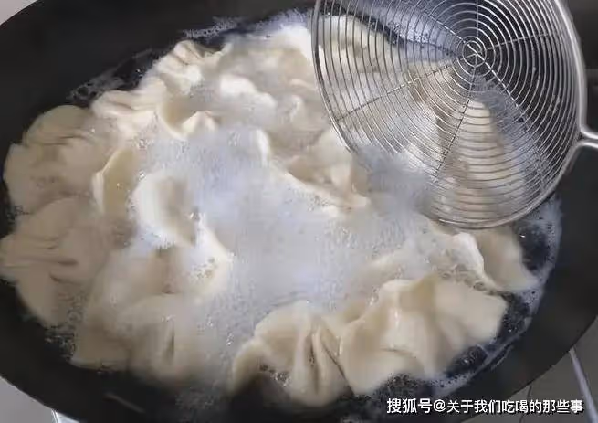 煮冰凍餃子,到底冷水下鍋還是熱水下鍋?做對了,出鍋和現包一樣