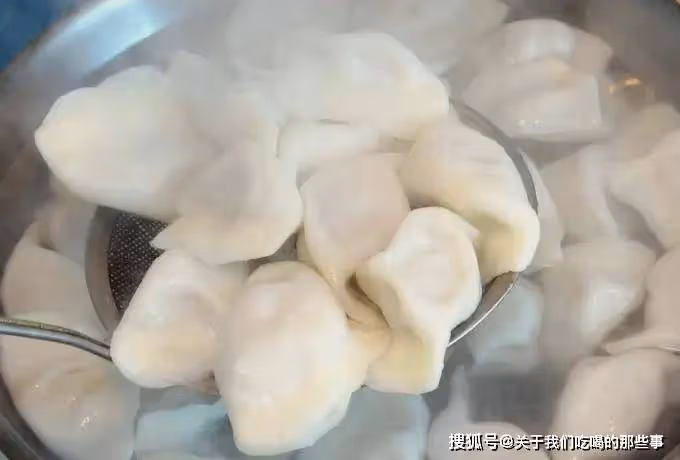 煮冰凍餃子,到底冷水下鍋還是熱水下鍋?做對了,出鍋和現包一樣
