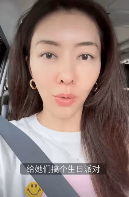 熊黛林倆女兒6歲生日,一人一個蛋糕不偏心,五口人看鯊魚好歡樂