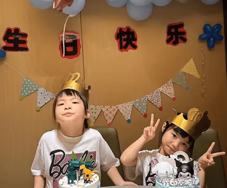 熊黛林倆女兒6歲生日,一人一個蛋糕不偏心,五口人看鯊魚好歡樂