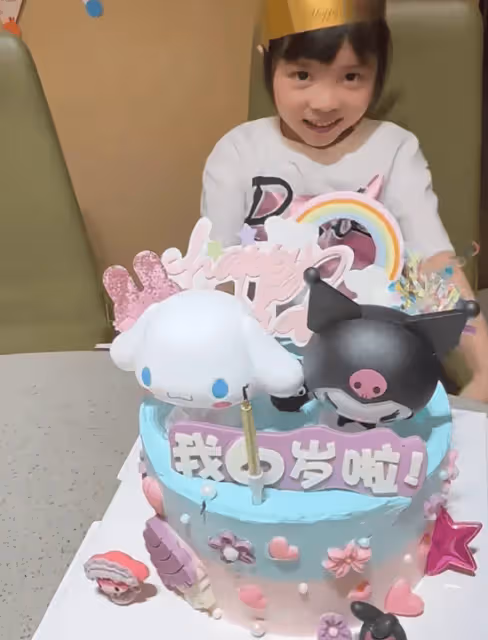 熊黛林倆女兒6歲生日,一人一個蛋糕不偏心,五口人看鯊魚好歡樂