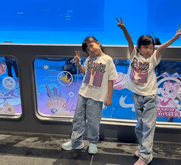 熊黛林倆女兒6歲生日,一人一個蛋糕不偏心,五口人看鯊魚好歡樂