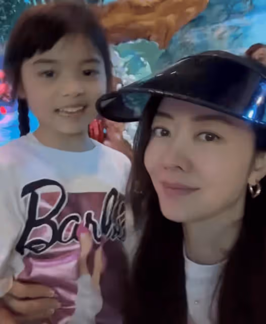 熊黛林倆女兒6歲生日,一人一個蛋糕不偏心,五口人看鯊魚好歡樂