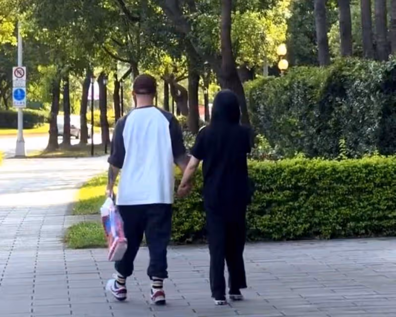 真愛!大S具俊曄公園牽手散步超甜蜜,女方走路一瘸一拐似老太!