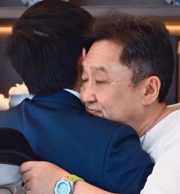 于謙夫婦為兒子辦成人禮!身高已超爸爸,曝其拿18個錄取通知書