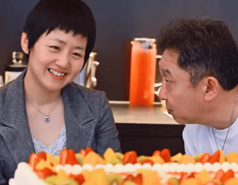 于謙夫婦為兒子辦成人禮!身高已超爸爸,曝其拿18個錄取通知書