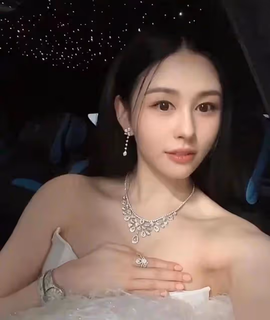 邱淑貞女兒參加晚宴罕見炫富!戴百萬鑽石穿禮服,身材比媽還性感