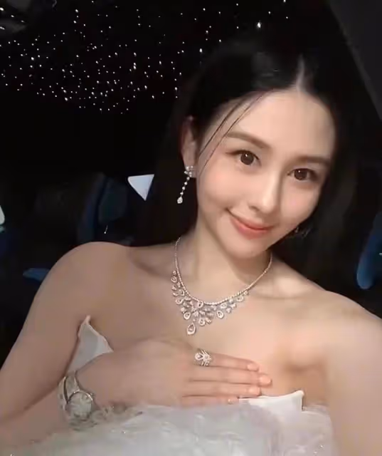 邱淑貞女兒參加晚宴罕見炫富!戴百萬鑽石穿禮服,身材比媽還性感
