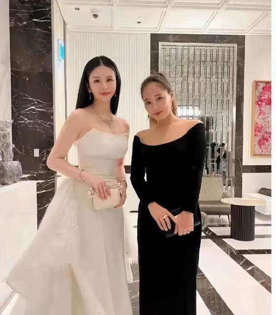 邱淑貞女兒參加晚宴罕見炫富!戴百萬鑽石穿禮服,身材比媽還性感