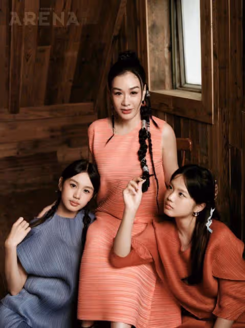 鍾麗緹與倆女兒合拍大片,考拉姐妹妝造成熟,超高顏值美過媽媽