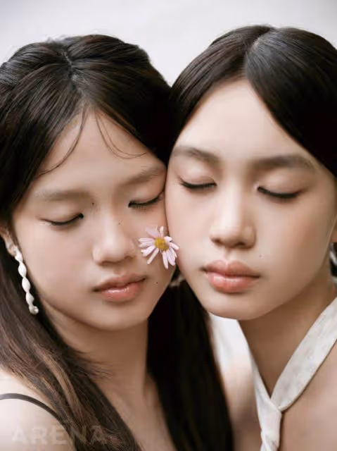 鍾麗緹與倆女兒合拍大片,考拉姐妹妝造成熟,超高顏值美過媽媽