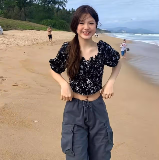 鍾麗緹與倆女兒合拍大片,考拉姐妹妝造成熟,超高顏值美過媽媽