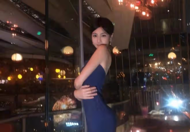 鍾麗緹與倆女兒合拍大片,考拉姐妹妝造成熟,超高顏值美過媽媽