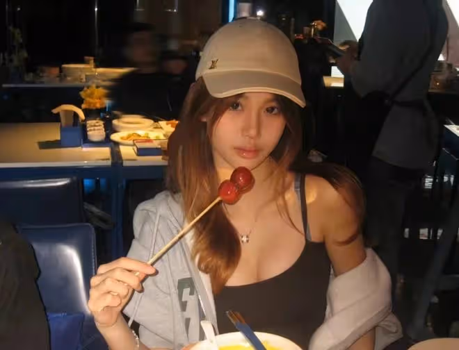 鍾麗緹與倆女兒合拍大片,考拉姐妹妝造成熟,超高顏值美過媽媽