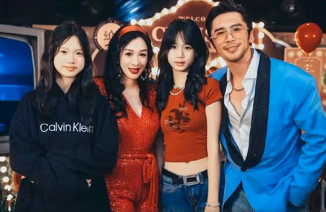 鍾麗緹與倆女兒合拍大片,考拉姐妹妝造成熟,超高顏值美過媽媽