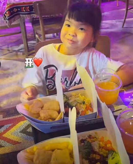 熊黛林雙胞胎女兒6歲了!小姐妹遺傳媽媽高個子,超像爸爸郭可頌