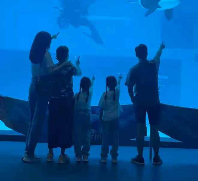 熊黛林雙胞胎女兒6歲了!小姐妹遺傳媽媽高個子,超像爸爸郭可頌