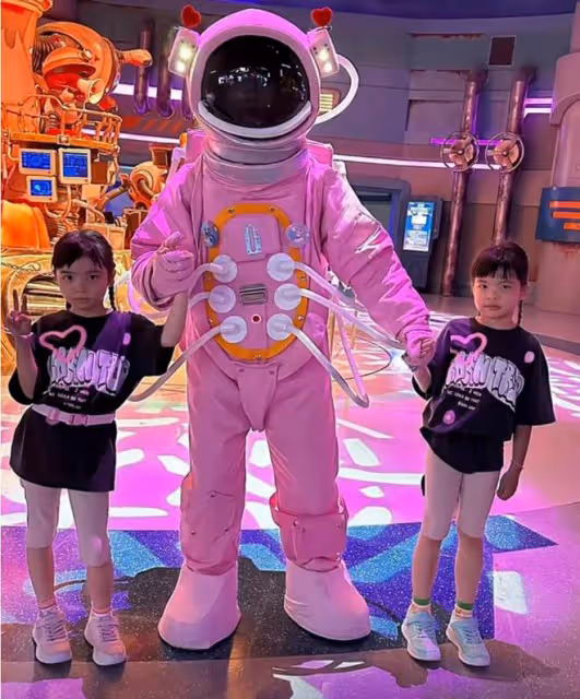 熊黛林雙胞胎女兒6歲了!小姐妹遺傳媽媽高個子,超像爸爸郭可頌