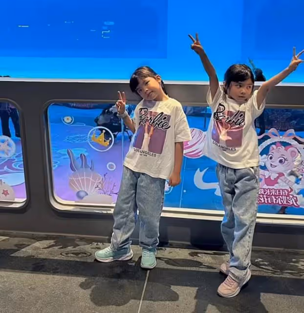 熊黛林雙胞胎女兒6歲了!小姐妹遺傳媽媽高個子,超像爸爸郭可頌