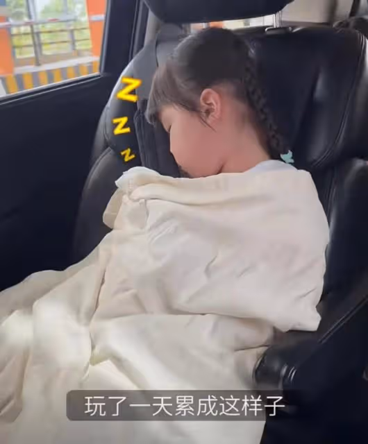 熊黛林雙胞胎女兒6歲了!小姐妹遺傳媽媽高個子,超像爸爸郭可頌