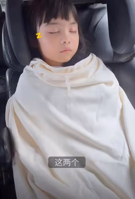 熊黛林雙胞胎女兒6歲了!小姐妹遺傳媽媽高個子,超像爸爸郭可頌