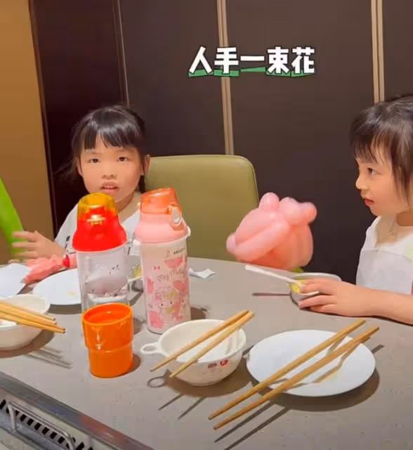 熊黛林雙胞胎女兒6歲了!小姐妹遺傳媽媽高個子,超像爸爸郭可頌