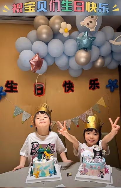 熊黛林雙胞胎女兒6歲了!小姐妹遺傳媽媽高個子,超像爸爸郭可頌