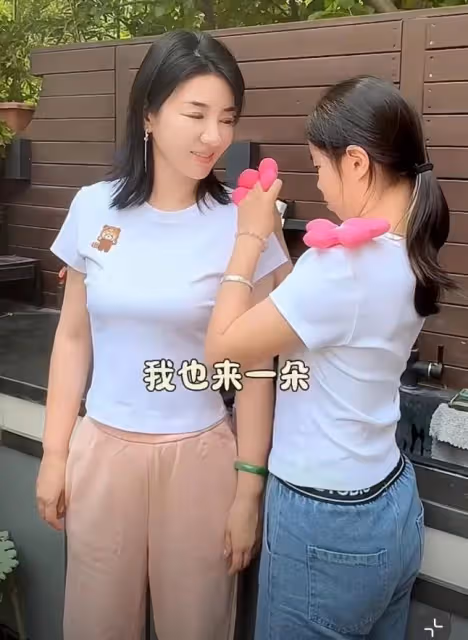 黃奕與女兒同框慶母親節,11歲鐺鐺整容式長大,身高優越直追媽媽